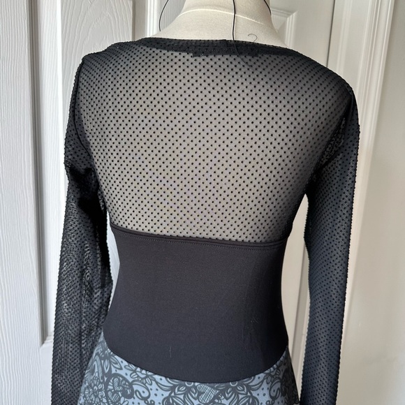 fun unique dress ! slight flare skirt and a sheer back and sleeves. - Picture 5 of 6